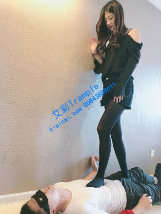 美女职员惩治猥琐领导