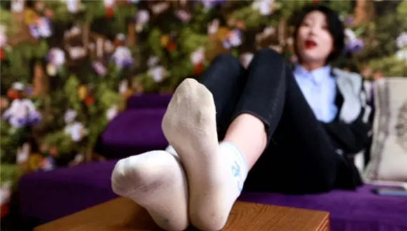 【珊瑚湾】安诺千锤百炼的极品臭袜子强制虐奴