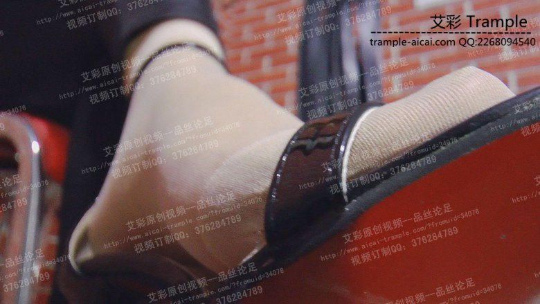 精致高跟凉鞋踩踏