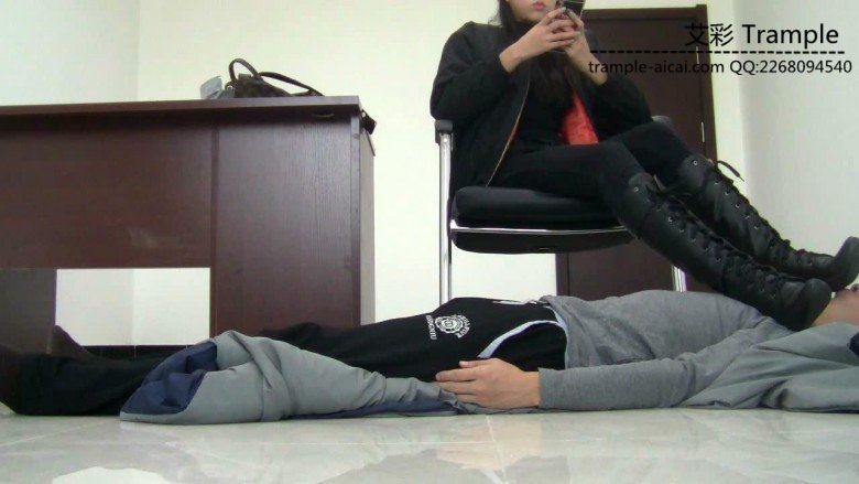 00后天使女主长靴的脚垫，舔靴跟踩下体！