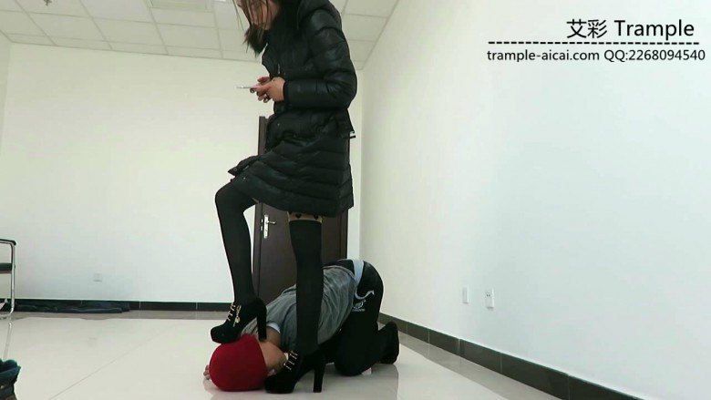 闻舔甜美媛媛女主性感高跟，女主高跟遛狗！