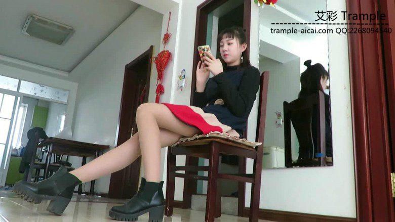 00后天使女主左右扇打贱狗耳光踩头羞辱！