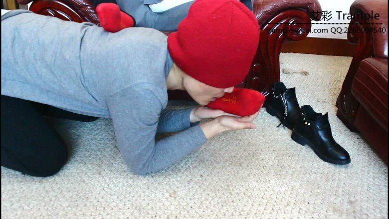 跪舔12侑主棉袜小脚裸足，被女主各种羞辱！