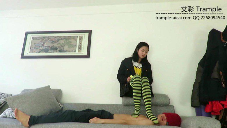 媛媛女主长筒袜踩踏，脚插嘴，全体重踩下体！