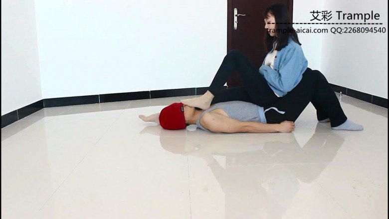 00后天使女主坐肚子，贱狗给舔肉丝！