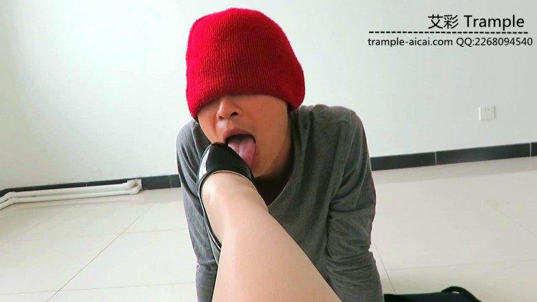 贱狗跪舔00后天使女主肉丝高跟！