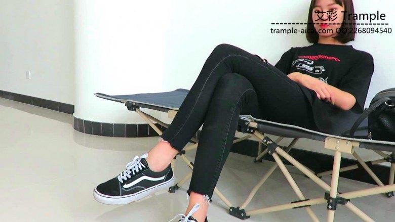 00后女主左手开工打耳光骑跨贱狗！