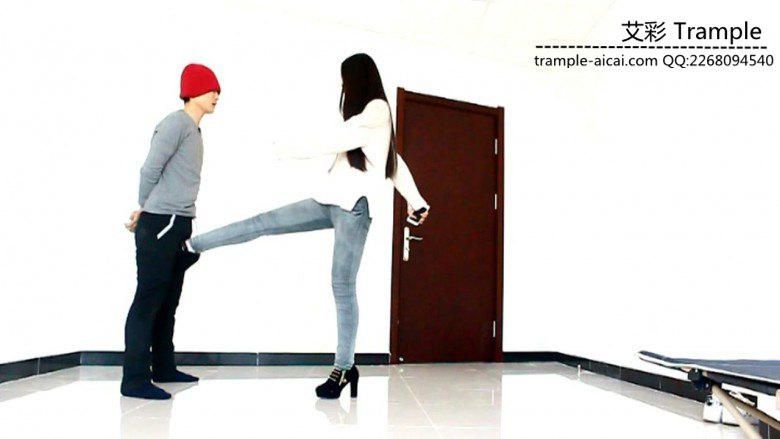 超美冷傲天依女主高跟短靴对贱狗踢踹、坐腹及全体重踩踏！