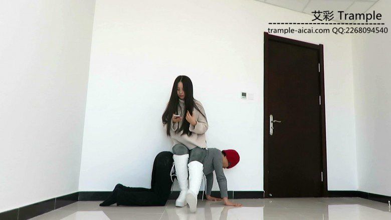 超美天依老师骑乘坐身踢打羞辱！