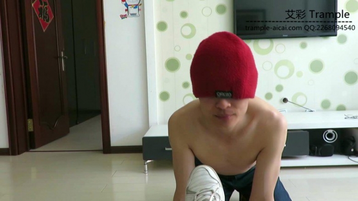 跪舔00后天使女主肮脏的运动鞋底！