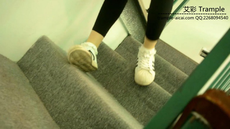 『奴隶岛』—白袜脚扭伤