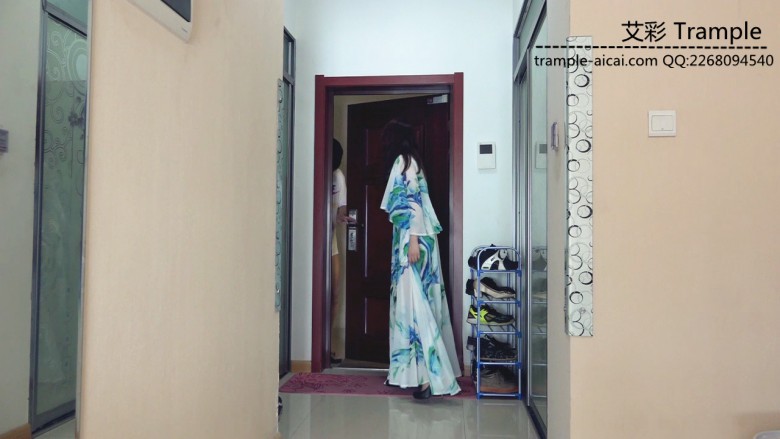 贱男借口家里停水，求邻家女神调教