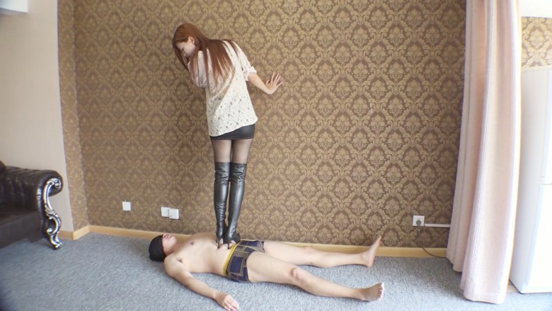 小默S黑丝长靴践踏调教