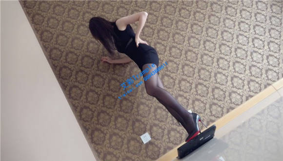 小妮黑丝性高跟鞋暴力粉碎笔记本电脑！