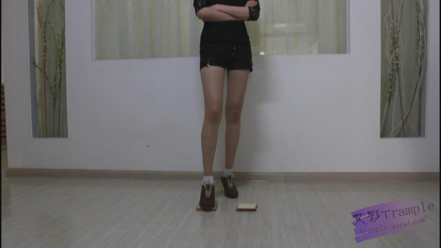 脏鞋原味袜子踩面包喂食，第一视角羞辱，控制
