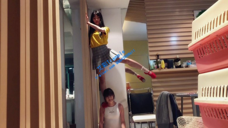 最强女m：全新风格女女踩踏人肉舞毯！