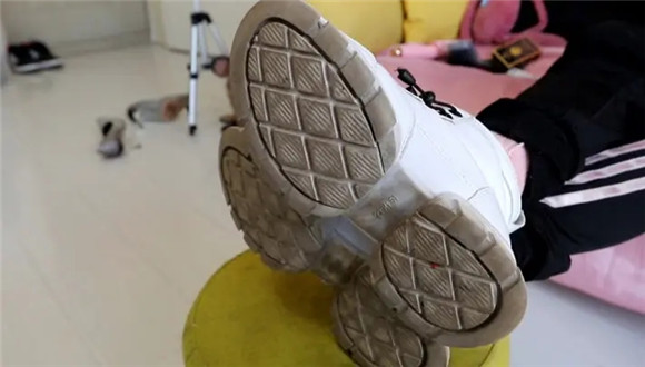 【芊芊】粉袜pov羞辱，袜子不脏再运动一下