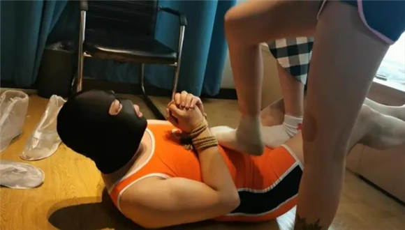 安然女帝强灌口水 YC-210529-3