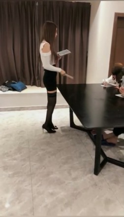 绝美vivi女王黒絲吊带生理课教训学生