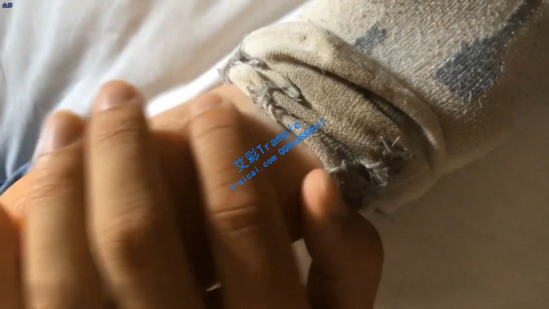 舔学妹汗臭棉袜下的脚