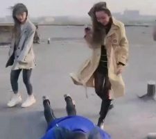 【二宝】精彩!三网红户外重度踢踹虐废狗【双视角版】 bf11289