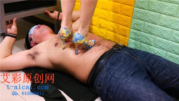 高跟踩踏毯子消磨时间 虐乳