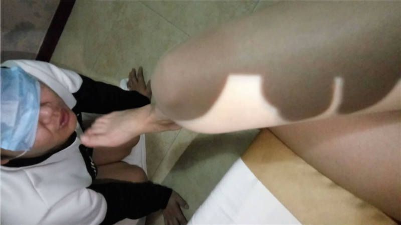 鸽宝S裸足插嘴深喉舔脚