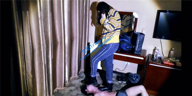 耳光踢裆踩踏暴虐弱小18岁学生狗(4)