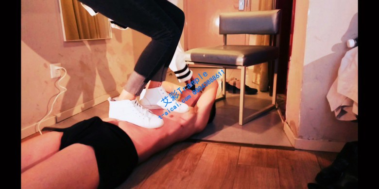 舔泥鞋底 耳光踩踏羞辱高中生(5)