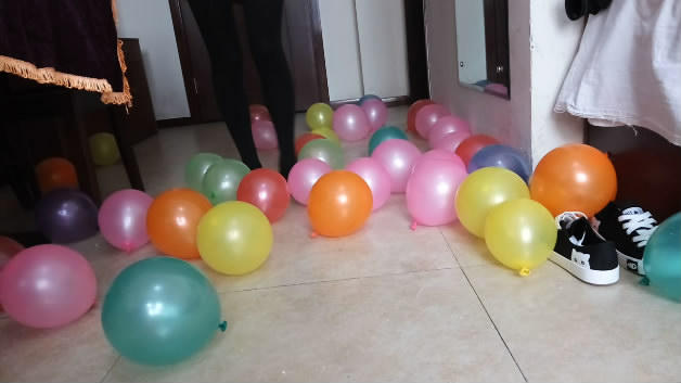 16100601鸽宝S黑丝美腿长靴踩七彩气球