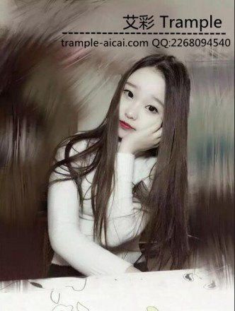 店の美しい女性の奴隷を踏みつぶす