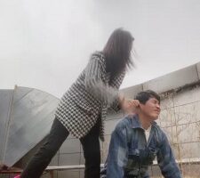 【猫咪大人】户外暴力踢踹偷拍狂【双视角版】 bf21122