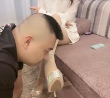 【妍主大大】发现邻居偷舔鞋子-高跟全体重踩踏/转胯遛狗 bf26681