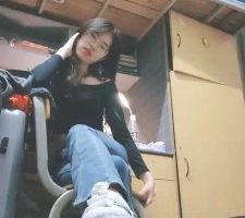 【嘉妮】女生寝室犯贱-舔脏鞋原味丝袜脚/强制闻鞋窝/全体重踩 bf28613