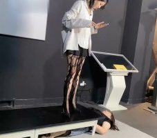 【冰诺】高跟御姐的下贱脚垫 bf33523