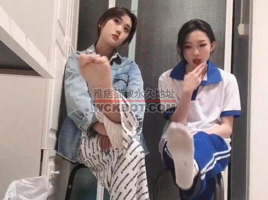 【热血女神】双校园女流氓第一视角POV强制闻臭鞋舔脚蹂躏