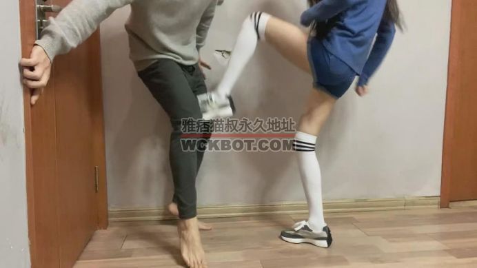 诗曼 活力美女房主超狠踢裆小男生