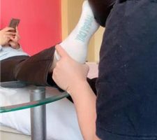 【奈奈女主】运动后跪舔原味白袜裸足 bf35613