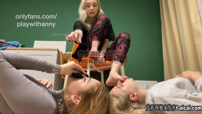 第3季俄罗斯Anny女王公共场合虐玩双母狗臭袜子泡茶闻臭鞋舔汗脚