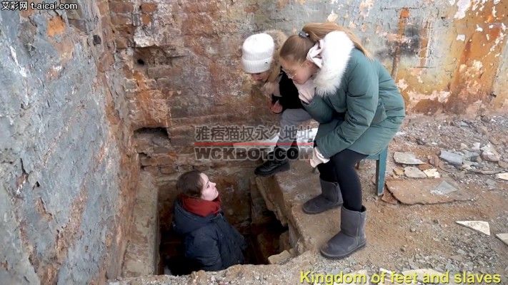 把母狗l扔进地坑里浓痰吐满脸！伸着脖子给女神舔脏鞋，真贱！bf14213