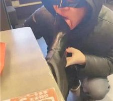 【歌迪丝】户外餐厅-喝圣水/吃脏鞋底 JS231225-16