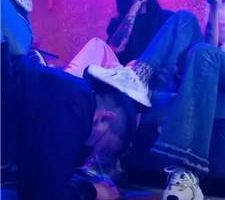 【文文文文】KTV-圈内聚会调-轮流舔脏鞋 bf40373