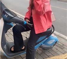 【素人挖掘机】路边开发毛拖鞋小姐姐-踩踏闻裸足 bf40708