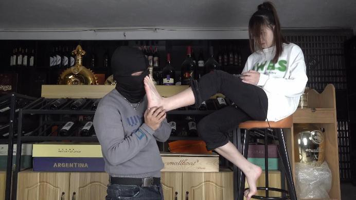 【南国原创】晓琴无情脚折磨酒庄老板，臭脚羞辱耳光辱骂全体重踩踏-美脚踩裆