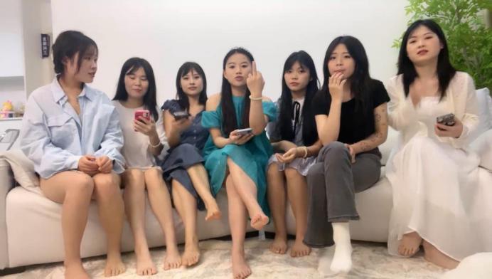 【伊诺sS】带闺蜜们试播 JS240808-38