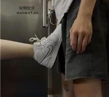 【奇了怪了】耐克运动鞋白袜踢裆 JS240821-9