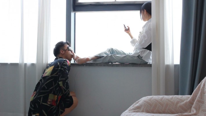 【黑丝诱惑】素人篇：甜品店收银员希雯脏鞋踩食物舔原味肉丝脚 YC-240902