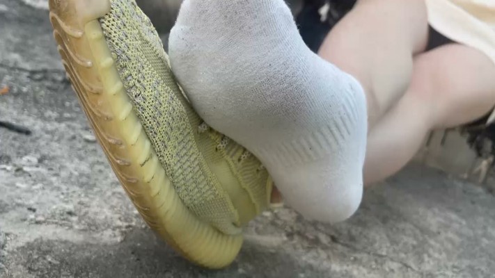 【黑丝诱惑】素人篇：大二学生晓俞室外原味椰子鞋踩食物语言羞辱 YC-240911