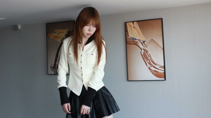 【黑丝诱惑】素人篇：幼儿园美术老师晓熊原味脏鞋踩床踩沙发全体重踩奴 YC-241002