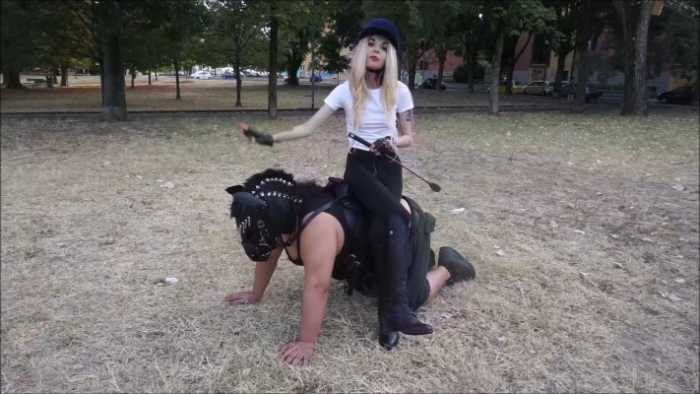 娇小美女草地骑壮硕马奴 bf7799